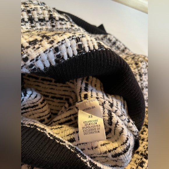 THML Tinsel & Tweed Short Puff Balloon Sleeve Sweater Black/white & gold tinsel - Picture 3 of 7